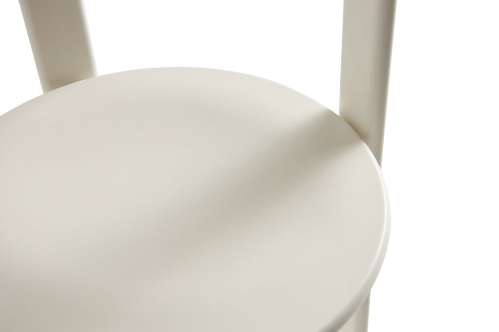 Gros plan sur une assise de chaise ronde, blanc crème mat, avec une partie du dossier visible sur fond blanc, inspirée du design intemporel de la Chaise Rey.