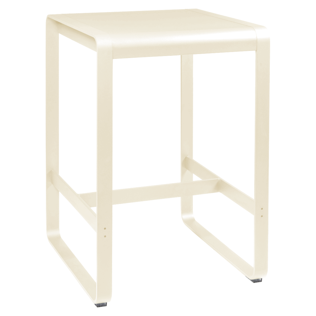 Tabouret de bar en métal beige latté avec une assise carrée, quatre pieds droits et un repose-pieds, photographié sur un fond blanc uni - une combinaison chic pour toute table haute ou tout espace inspiré de Bellevie.