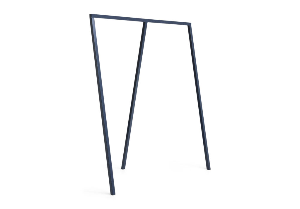Un porte-vêtements minimaliste en métal bleu foncé, inspiré du design Loop, avec un plateau rectangulaire et deux pieds angulaires, présenté sur un fond blanc.