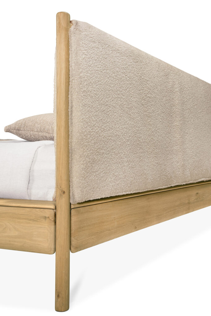 Vue latérale du cadre de lit PI, de dimensions 160x200, avec une tête de lit rembourrée beige clair et un oreiller assorti, présenté sur un fond blanc uni pour une sensation de confort semblable à celle d'un nuage.