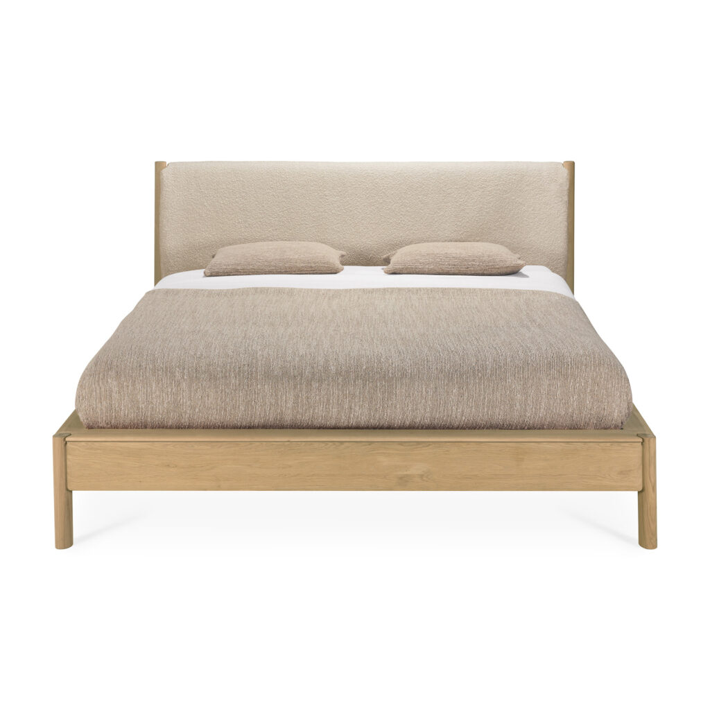 Le lit PI se compose d'un cadre en bois, d'une tête de lit beige capitonnée, d'une literie beige et de deux oreillers assortis. Ce lit 160x200 est vu de face sur un fond blanc, offrant une esthétique douce et nuageuse.