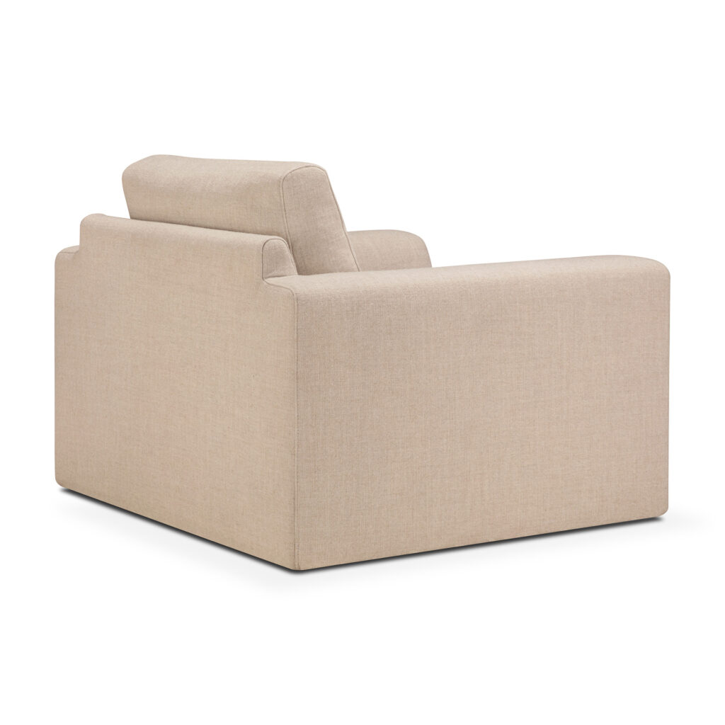 Un fauteuil tapissé beige Leche est présenté de dos et de côté, avec des lignes carrées et des coussins moelleux dans le style d'une chaise longue Ease, sur un fond blanc uni.