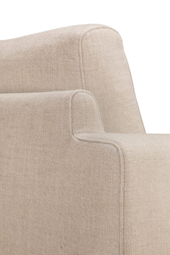 Vue rapprochée de la partie supérieure d'une chaise longue Ease beige, montrant le dossier et l'accoudoir avec des détails de couture visibles.