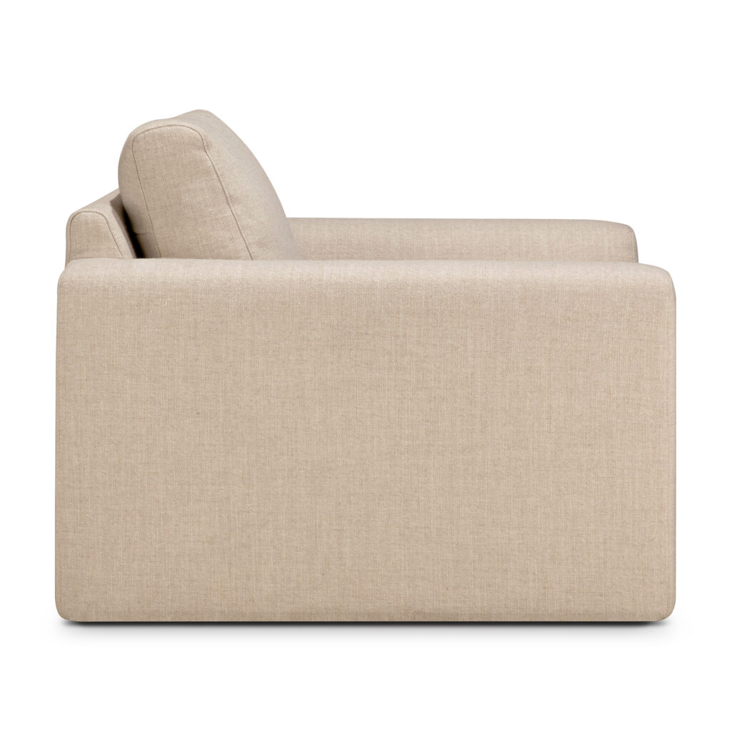 Vue latérale d'un fauteuil Ease beige avec des accoudoirs rectangulaires, un dossier rembourré et un design cubique sur fond blanc.