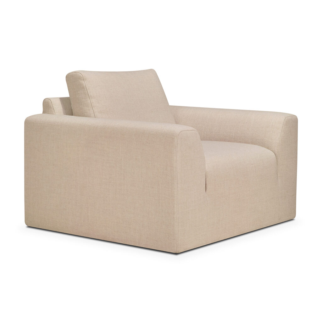 La chaise longue Ease beige, avec ses coussins épais et ses larges accoudoirs carrés, apporte un confort moderne à tout espace, sur fond blanc.