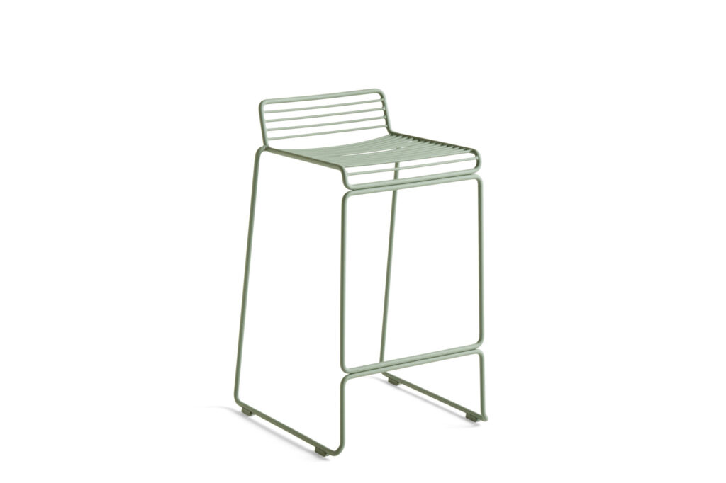 Tabouret de bar Tabouret Hee vert minimaliste avec une assise et un dossier à lattes, un cadre et un repose-pieds épurés, sur fond blanc.