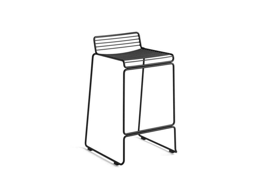 Tabouret de bar en métal noir avec une assise et un dossier minimalistes, inspirés du design classique de Tabouret, avec une structure géométrique simple et sans accoudoirs.