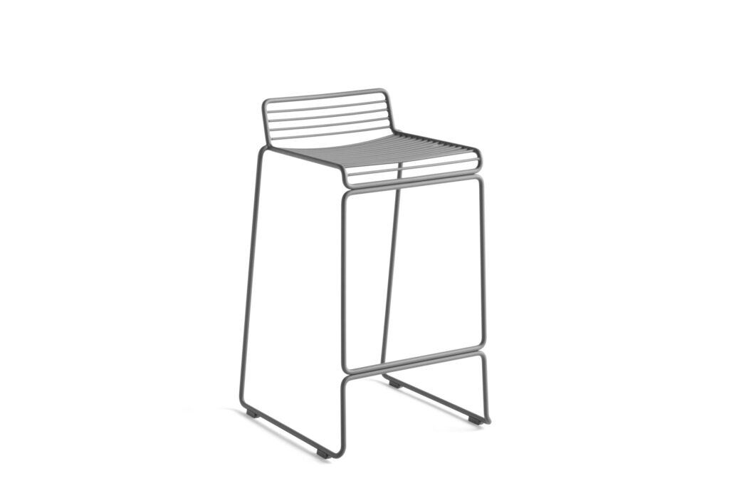 Un tabouret de bar minimaliste en métal, inspiré par le designer Tabouret Hee, avec un design filaire fin, un dossier bas et un repose-pieds, illustre le style du mobilier moderne sur un fond blanc uni.