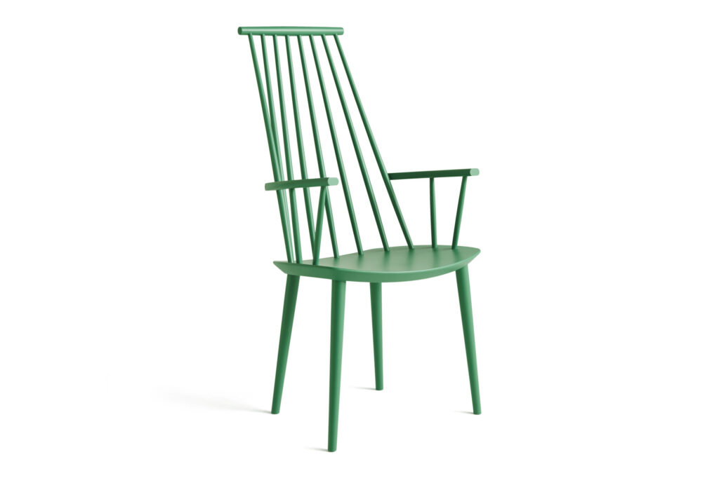 Un fauteuil en bois vert jade, inspiré de la chaise J110 en hêtre massif, avec un haut dossier en fuseau et des pieds fuselés, photographié sur un fond blanc.