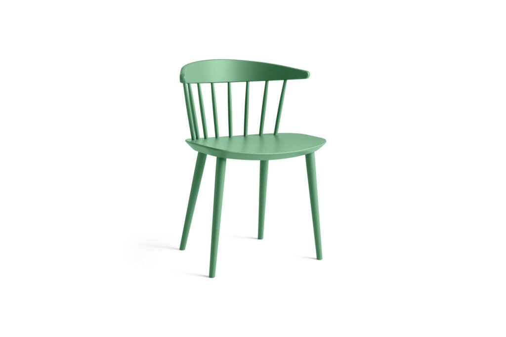 Chaise J104 en hêtre massif de couleur vert jade, avec quatre pieds, un dossier incurvé et des lattes verticales, présentée sur un fond blanc uni.