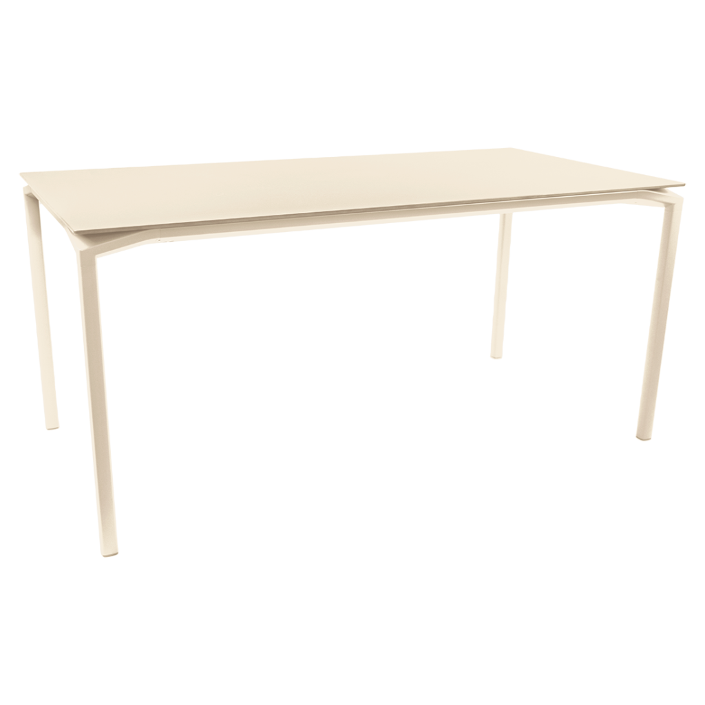 La table Calvi présente un design moderne et rectangulaire avec une surface plane en beige latté et quatre pieds droits, mesurant 160 x 80 cm, sur un fond blanc uni.
