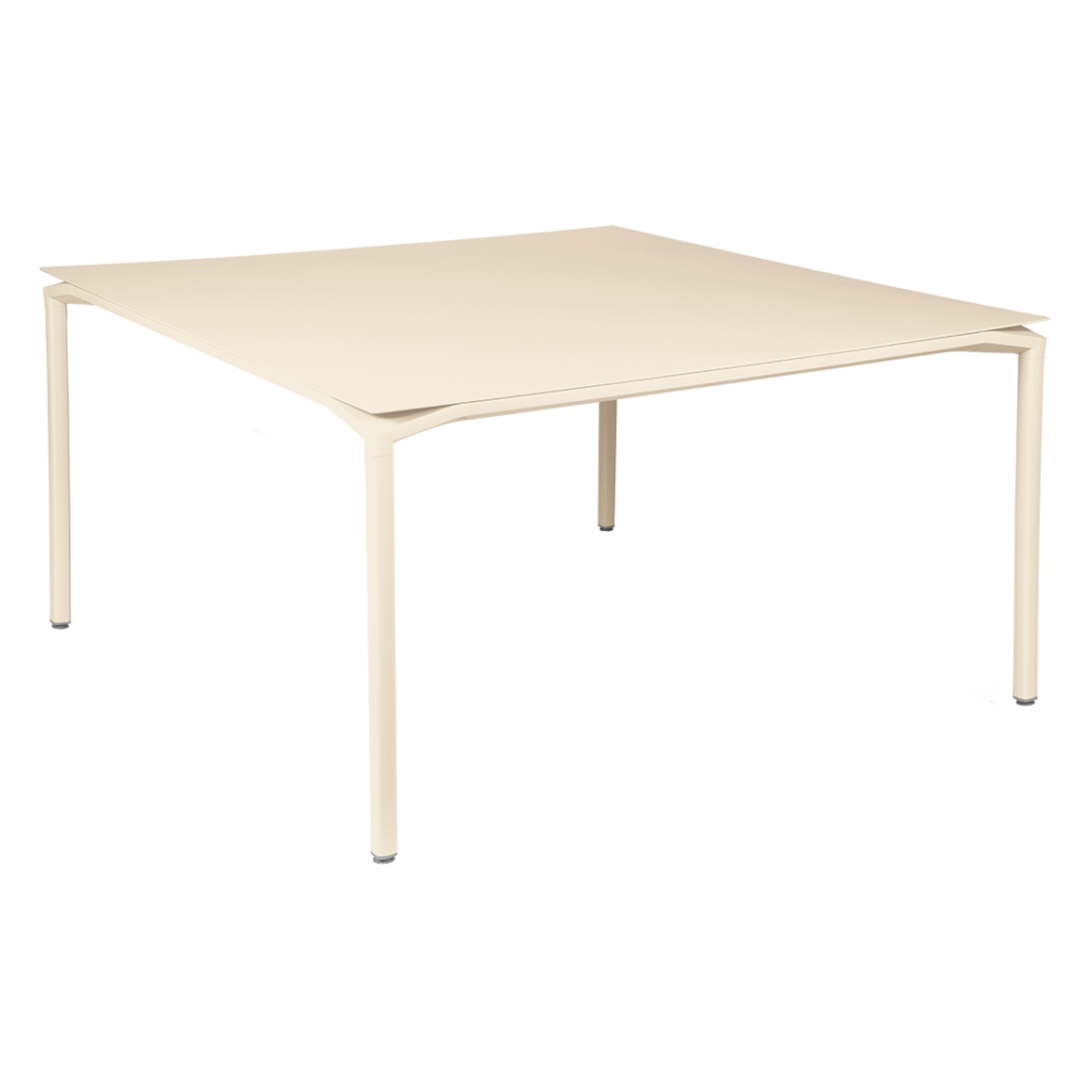 Table carrée minimaliste beige latté, aux pieds fins et au plateau plat, inspirée de Calvi, sur fond blanc.