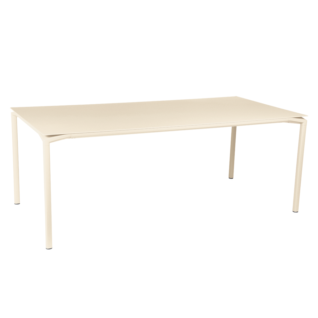 La table Calvi en beige latté présente un design rectangulaire minimaliste avec quatre pieds droits, mesurant 195 x 95 cm, sur un fond blanc uni.
