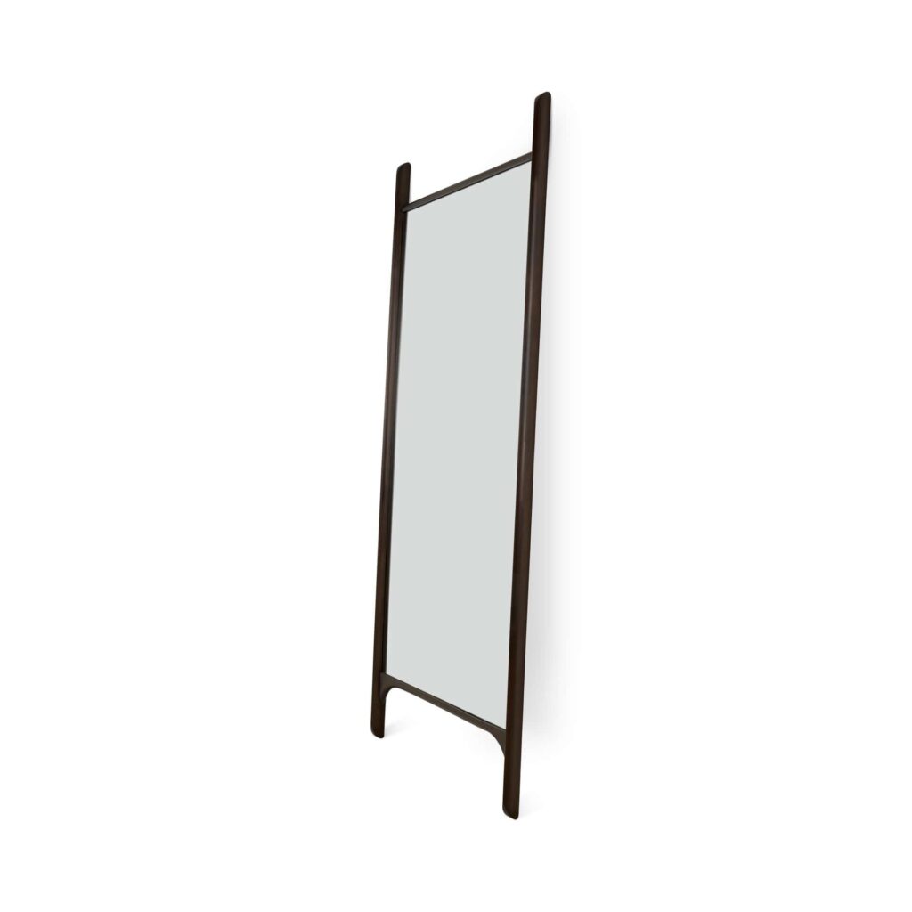 Miroir de sol PI, haut et rectangulaire, avec un cadre en bois Acajou teinté brun foncé et deux supports verticaux, se détachant élégamment sur un fond blanc.