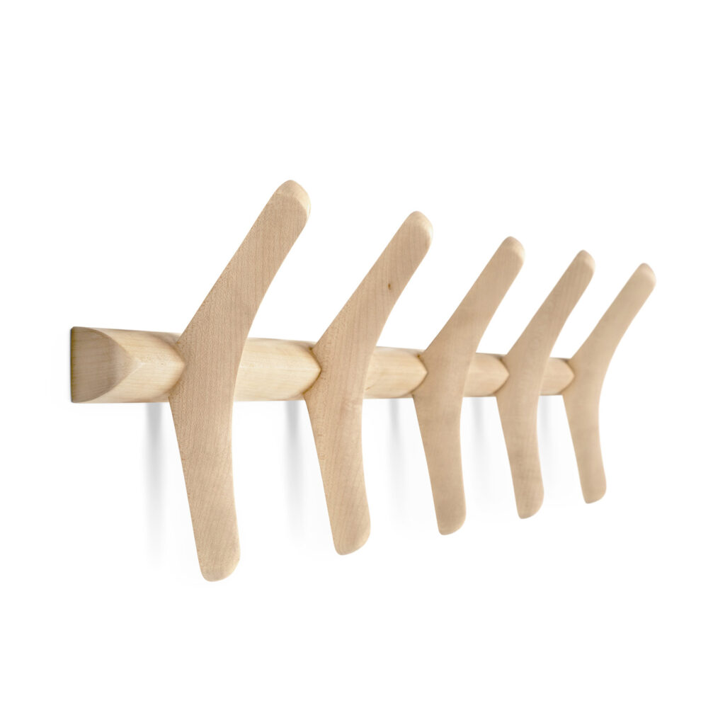 A brun foncé patère murale en bois avec cinq crochets inclinés vers le haut, chacun en forme de Y, mise en valeur sur un fond blanc.