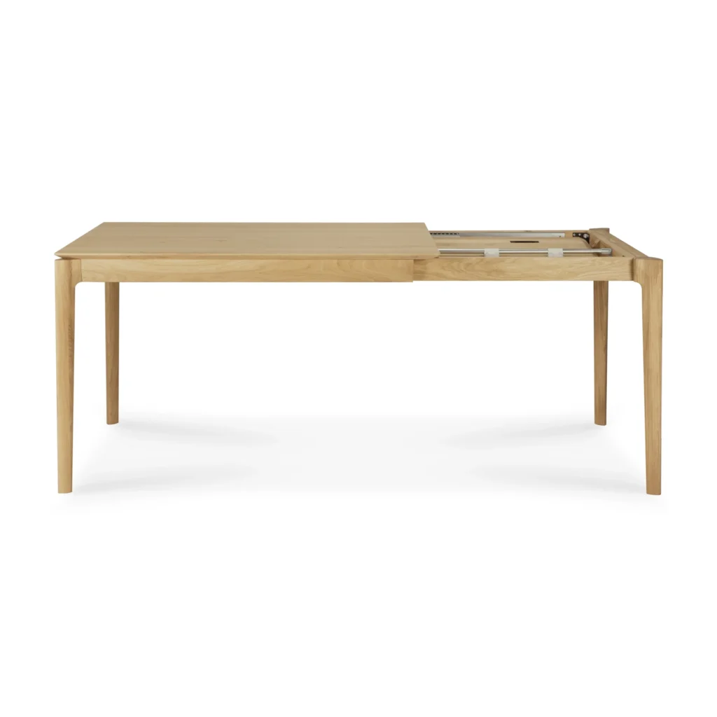 Table de salle à manger rectangulaire en chêne naturel avec une rallonge partiellement tirée sur le côté droit, inspirée par le design élégant d'une table bok à rallonge.
