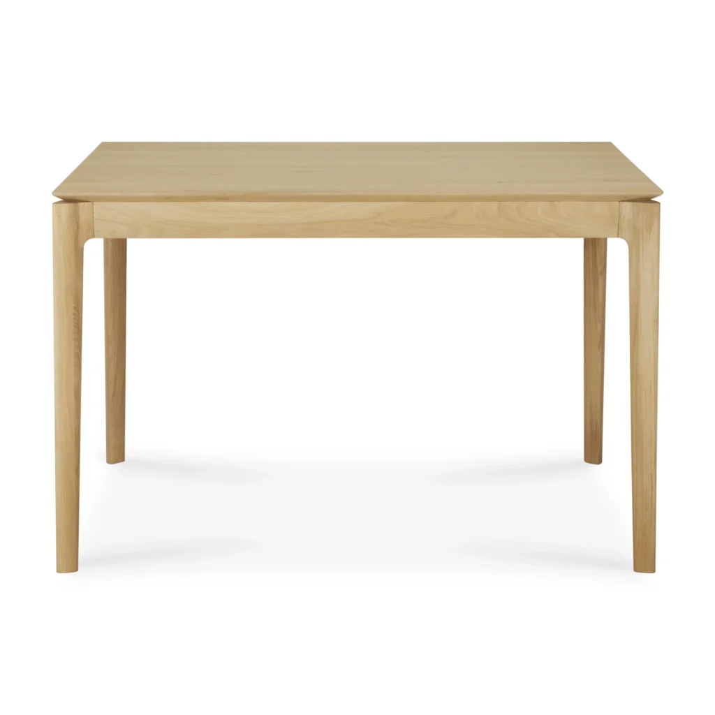 Table rectangulaire en bois avec quatre pieds droits, finition bois clair en chêne naturel verni, surface lisse et plane.