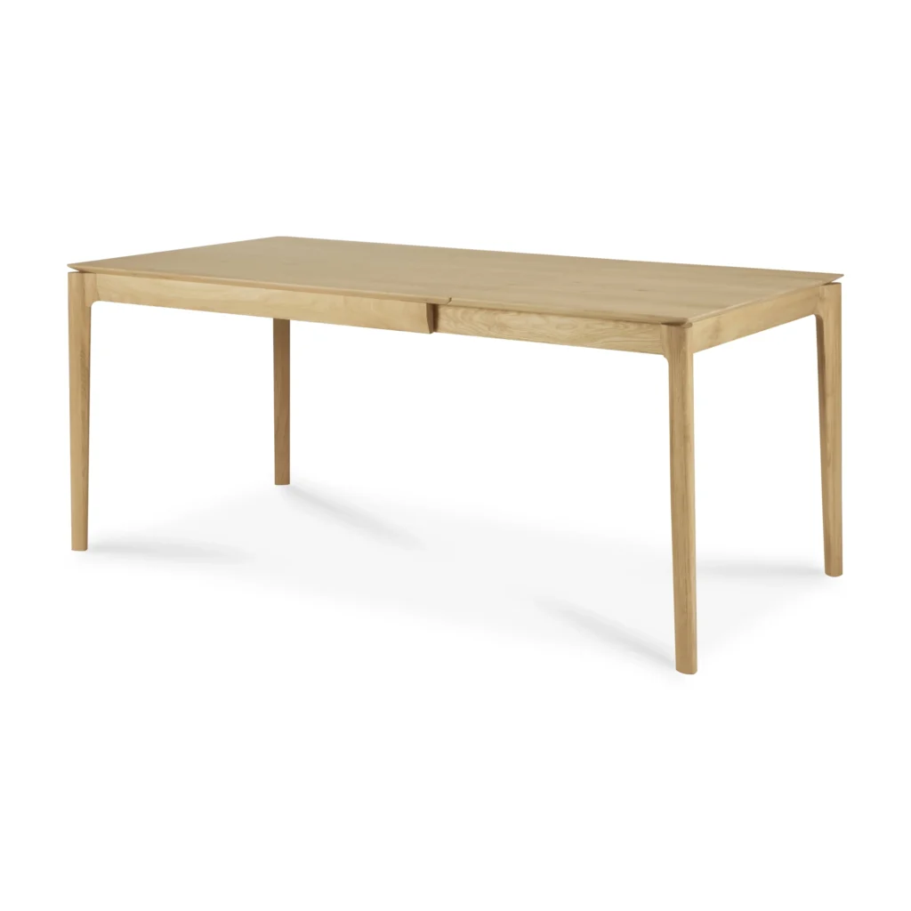 Table de salle à manger rectangulaire en bois avec quatre pieds droits et une finition en chêne naturel verni.