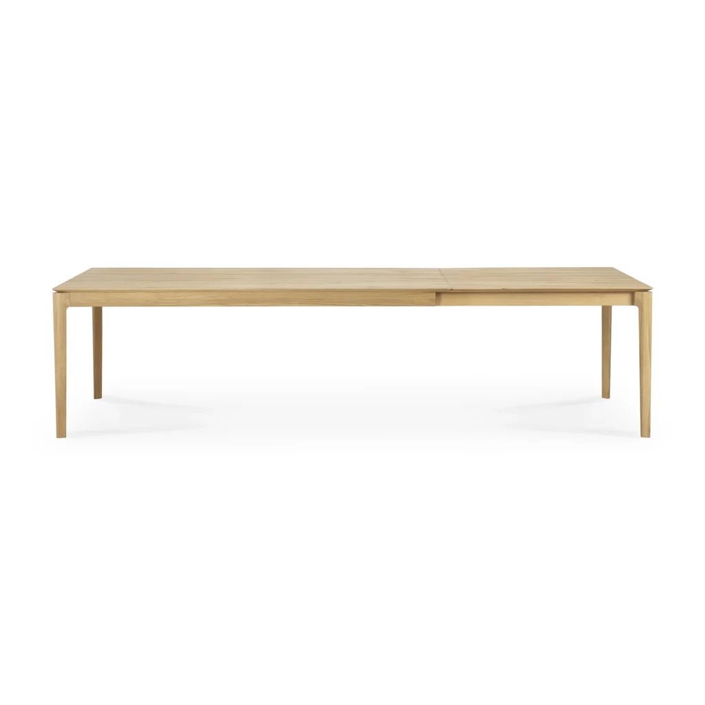 Table de salle à manger rectangulaire en bois chêne naturel avec quatre pieds droits et un design simple et minimaliste.