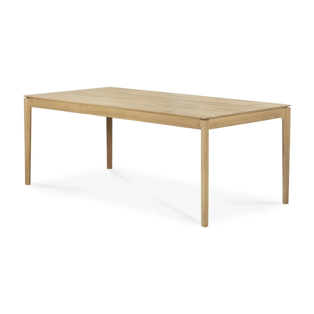 Table de salle à manger rectangulaire en bois avec quatre pieds droits et une finition lisse et claire en chêne naturel, placée sur un fond blanc. Cette table à rallonge est parfaite pour les espaces de repas polyvalents.