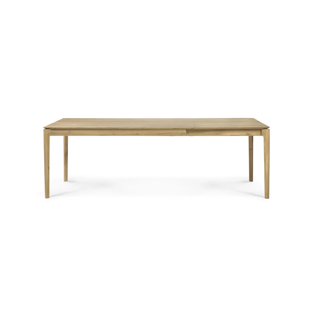 Table à rallonge rectangulaire en bois avec quatre pieds droits en chêne naturel, présentée sur fond blanc.