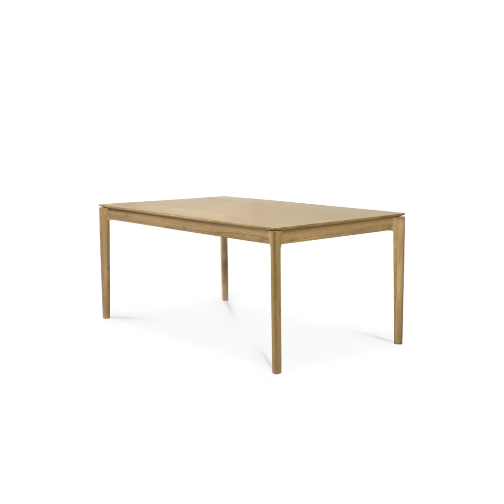 Table de salle à manger rectangulaire en bois avec quatre pieds droits et une finition lisse en chêne naturel verni, présentée sur fond blanc.