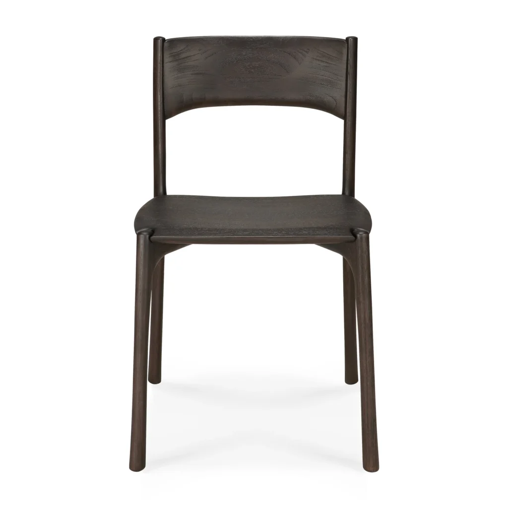 A chaise PI en teck teinté brun foncé avec un dossier courbé et quatre pieds, vue de face sur fond blanc.