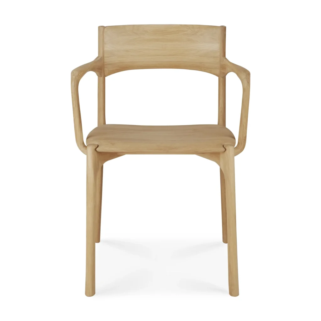 Chaise PI en bois clair avec accoudoirs et dossier légèrement incurvé, fabriquée en chêne naturel et vue de face sur fond blanc.
