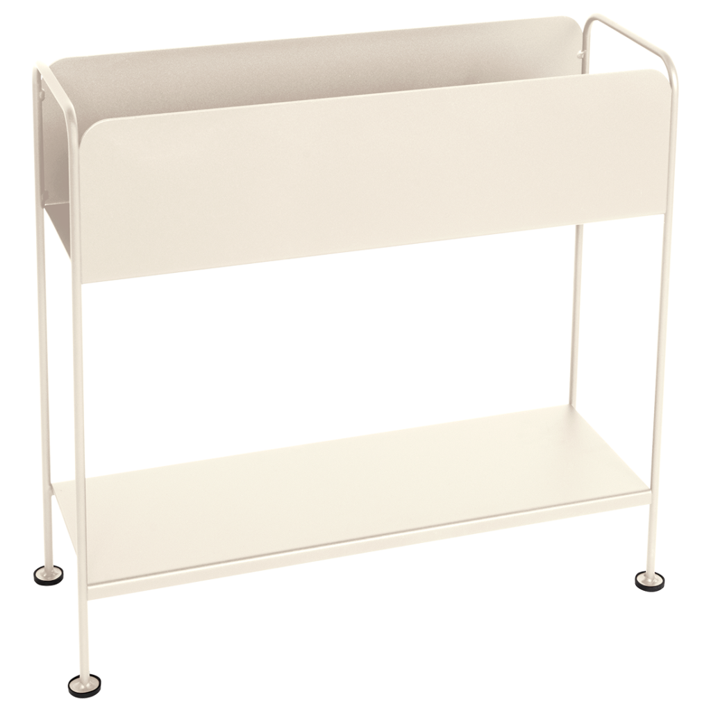 Porte-revues Picolino en métal Beige Latte clair avec un compartiment rectangulaire et une étagère inférieure ouverte, soutenu par quatre jambes élancées avec des pieds noirs ronds.