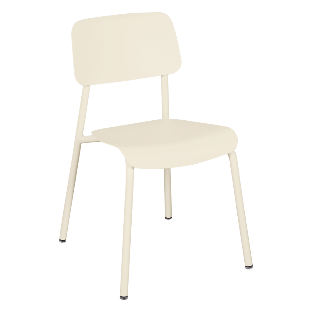 Une chaise simple et moderne - Chaise Studie - avec une assise et un dossier en beige latté, associée à quatre pieds en métal, photographiée sur un fond blanc uni.