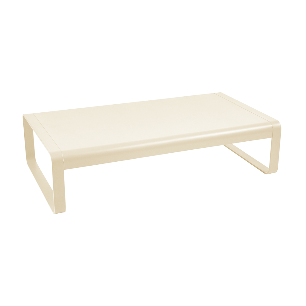 Support d'écran rectangulaire en métal beige latté avec des pieds courbés des deux côtés, inspiré de la collection Bellevie, photographié sur un fond blanc.