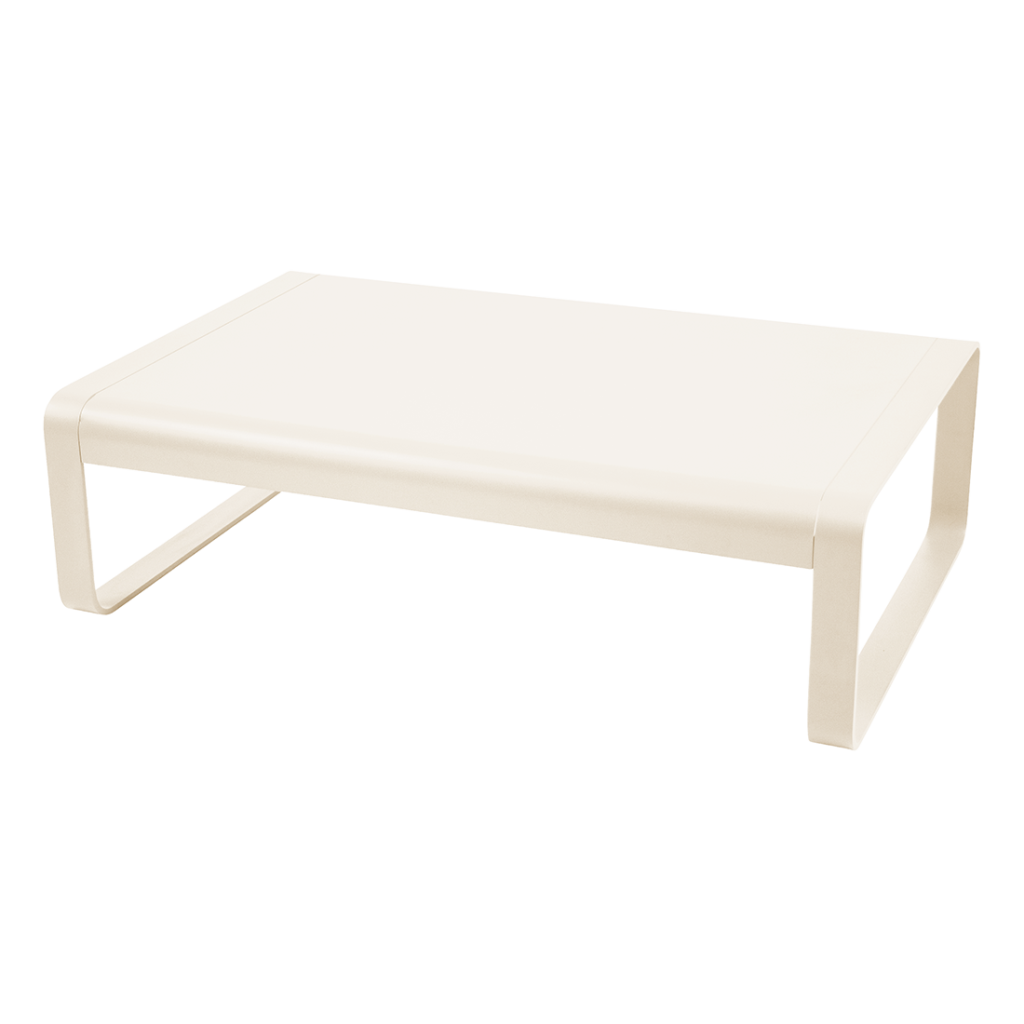 Table Basse Bellevie minimaliste en Beige Latte, avec une surface rectangulaire de couleur crème et des pieds métalliques courbés, photographiée sur un fond blanc.
