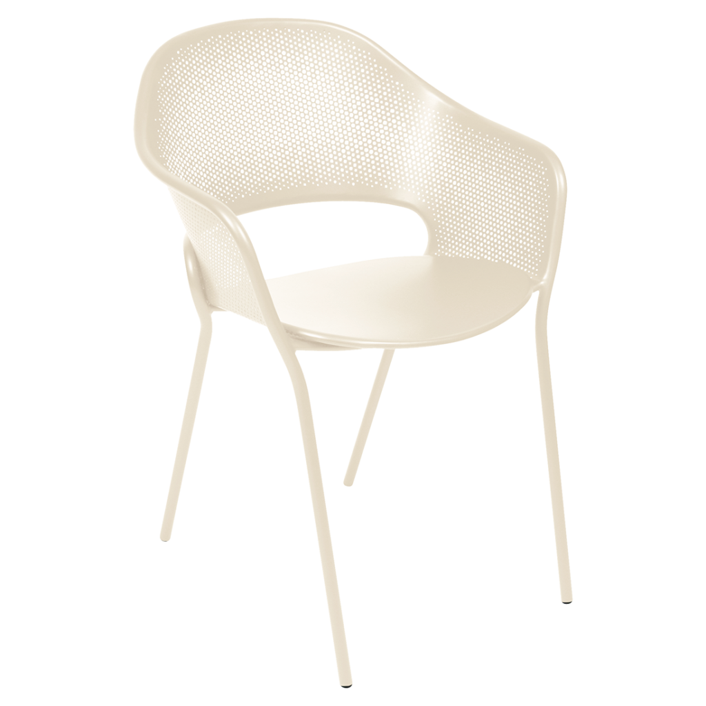 Chaise moderne Beige Latte Fauteuil Kate avec dossier et assise perforés, accoudoirs incurvés et quatre pieds élancés, présentée sur fond blanc.