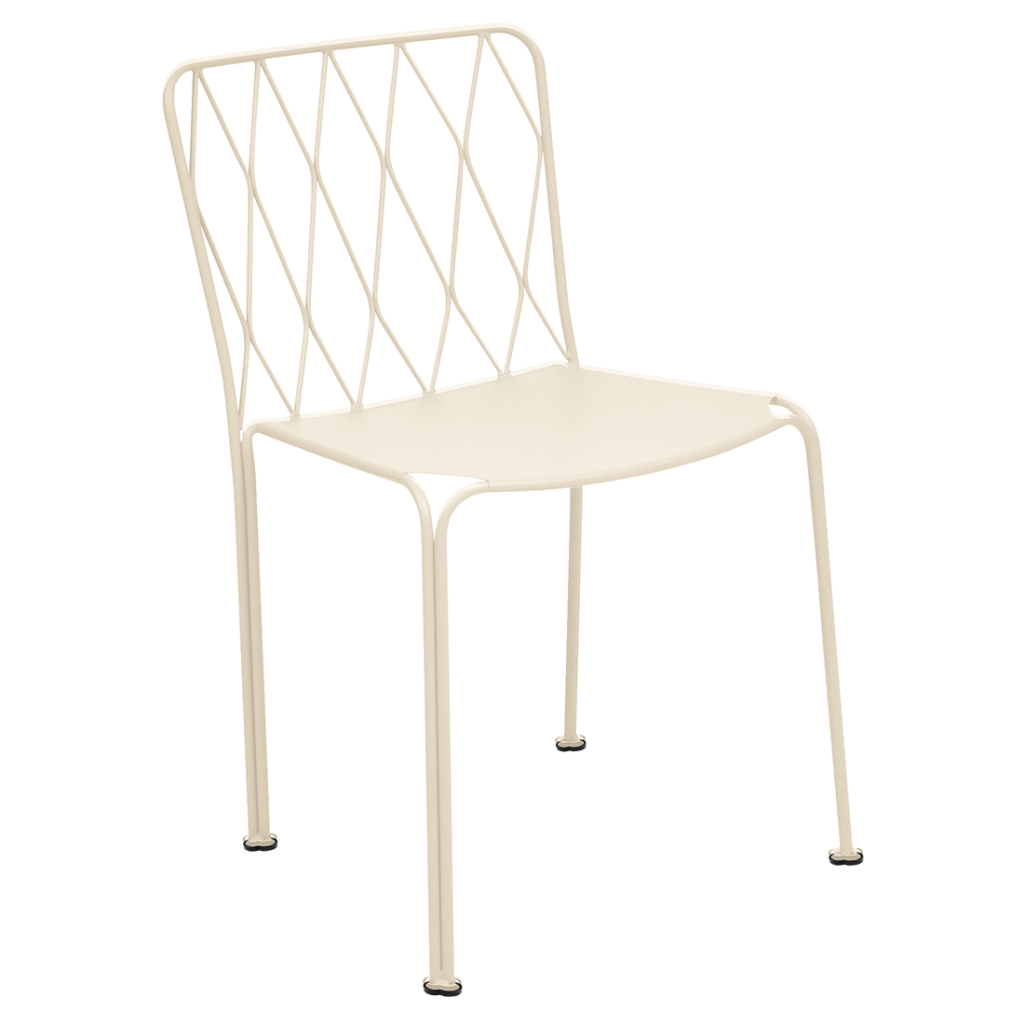 Beige Latte Chaise Kintbury, cette chaise en métal de couleur crème présente un dossier à motif de treillis et quatre pieds droits, sur un fond blanc.
