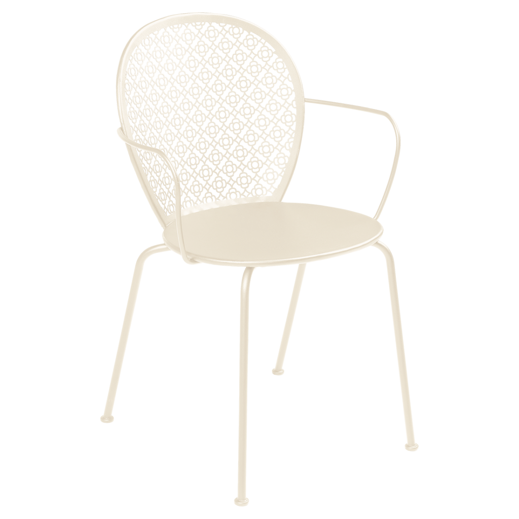 Fauteuil Lorette en Beige Latte, cette chaise en métal de couleur crème présente une assise ronde, un dossier à motifs, des accoudoirs et des pieds fins, le tout sur un fond blanc uni.