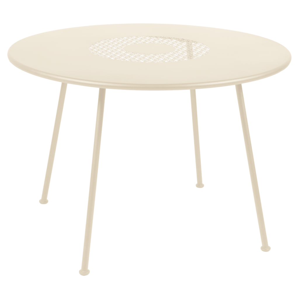 Table ronde de Lorette, de couleur beige latté, à quatre pieds fins et à découpe circulaire au centre du plateau.