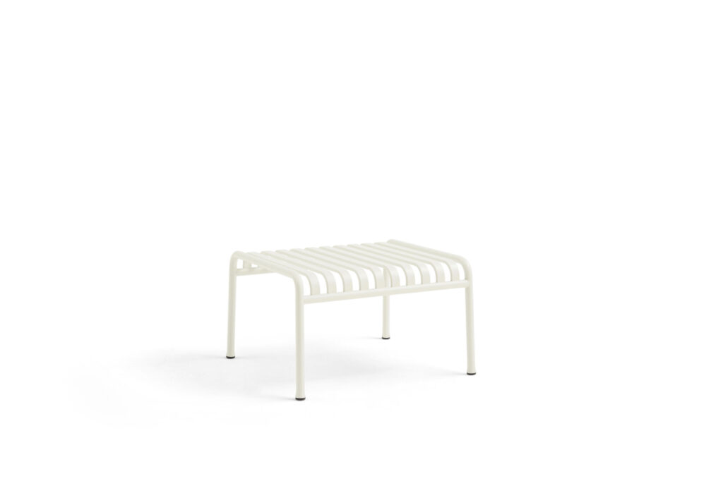 Tabouret en métal Repose-pieds Palissade blanc-crème avec une assise en lattes et quatre pieds droits, positionné sur un fond blanc uni.