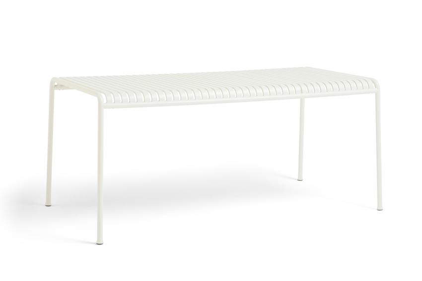 Banc en métal blanc crème avec assise à lattes et quatre pieds droits, présenté sur un fond blanc uni. S'associe parfaitement à la table Palissade, 170 x 90 cm.