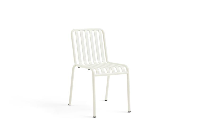 Chaise Palissade blanc crème avec une assise et un dossier à lattes, quatre pieds droits et un design minimaliste sur fond blanc uni.