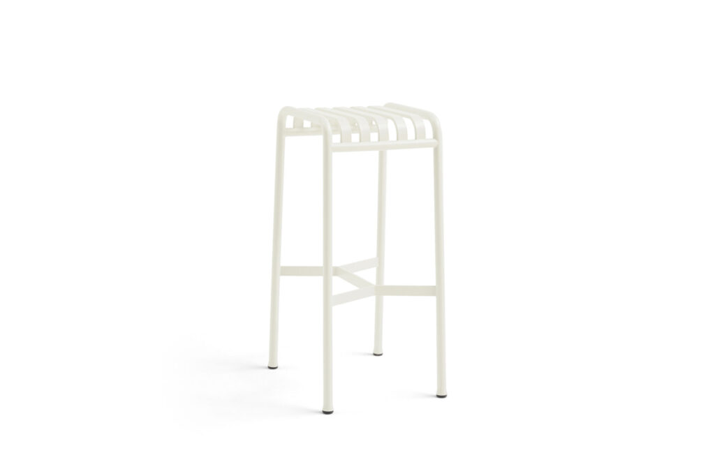 Tabouret de bar Tabouret haut blanc crème à quatre pieds et assise rectangulaire à lattes, sur fond blanc uni.