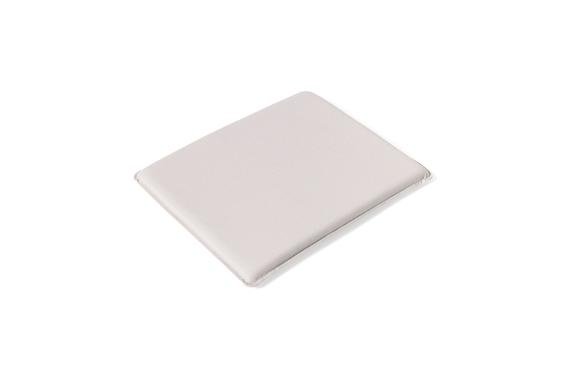 Un zitkussen rectangulaire blanc crème sert de coussin d'assise, parfait pour ajouter du confort à votre chaise longue Palissade, présentée sur un fond blanc uni.
