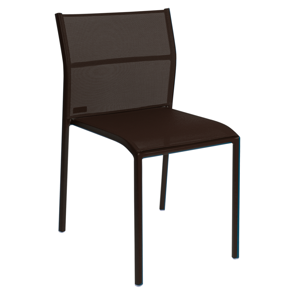 Chaise Cadiz moderne, sans accoudoirs, avec dossier et assise en maille brune, soutenue par une fine structure en métal foncé, présentée sur un fond blanc uni.