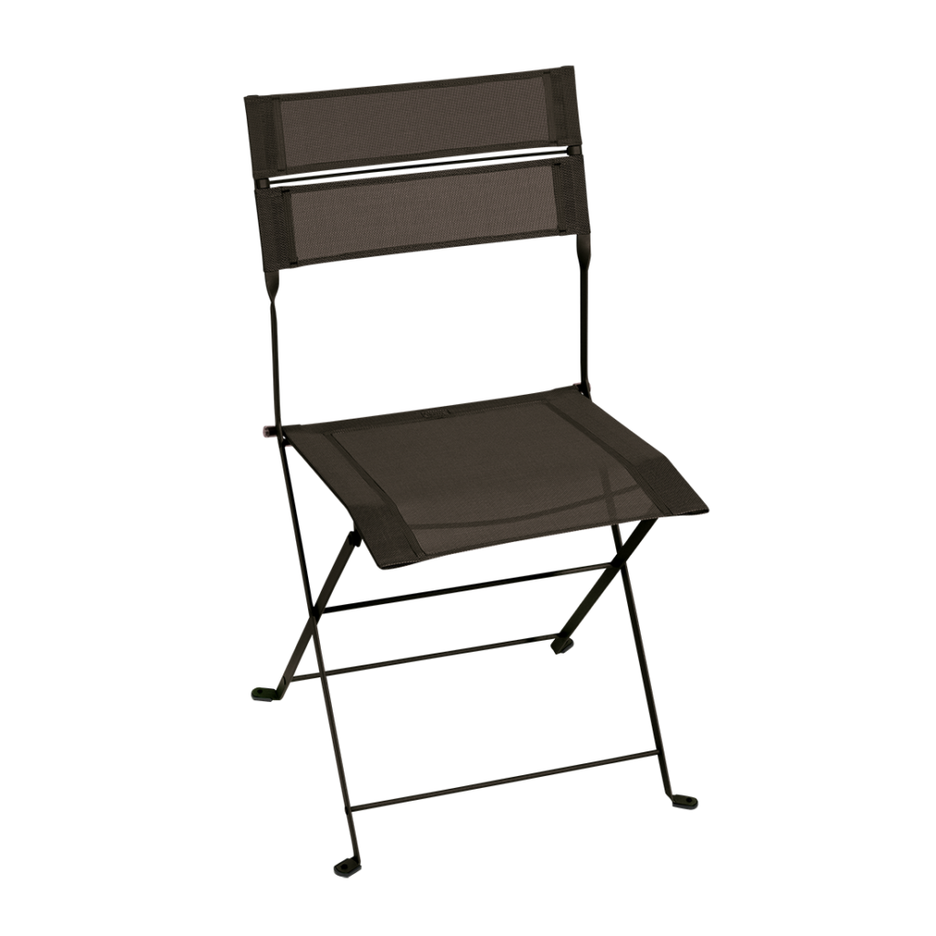 Chaise pliante en métal noir avec assise et dossier en maille, présentée sur un fond blanc uni. Parfaite pour une assise polyvalente, cette chaise d'inspiration Latitude allie style et praticité.