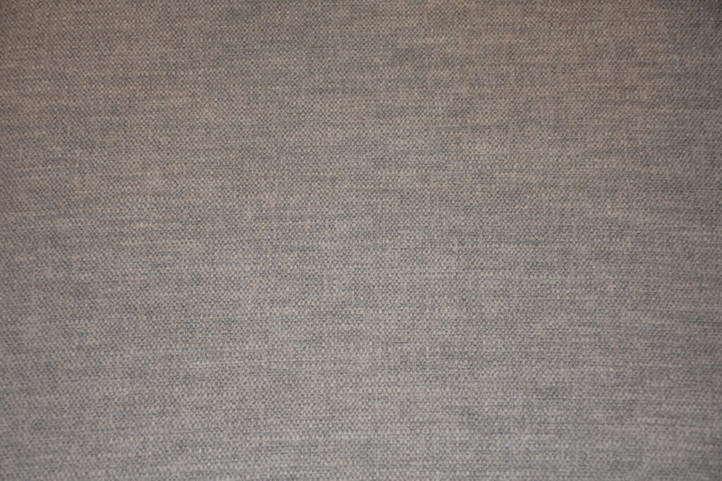 Gros plan sur le tissu Colourwash gris à la texture fine et uniforme, idéal pour le revêtement du Canapé Diva 3 places.