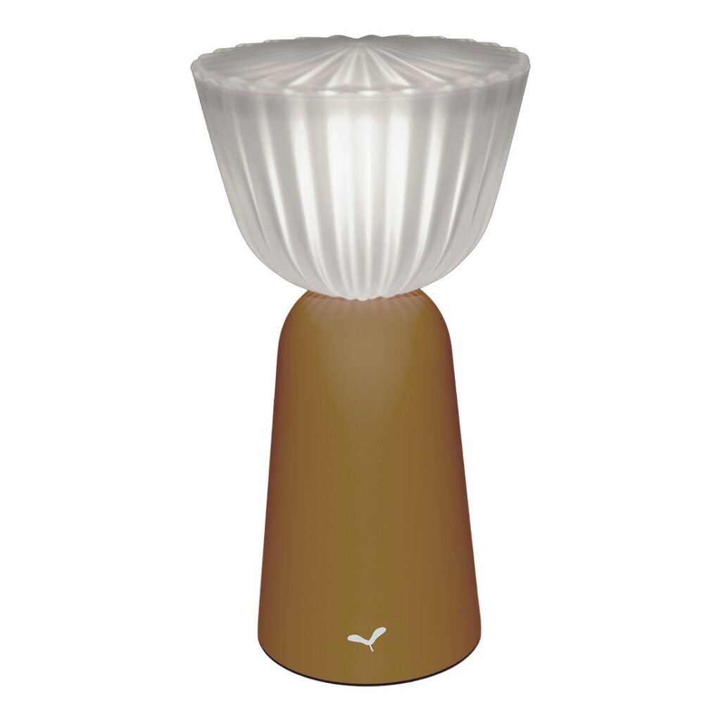 Lampe Swiing moderne composée d'une base conique brune rappelant le Pain d'épices et d'un abat-jour blanc plissé en forme de bol, éclairé, sur fond blanc.