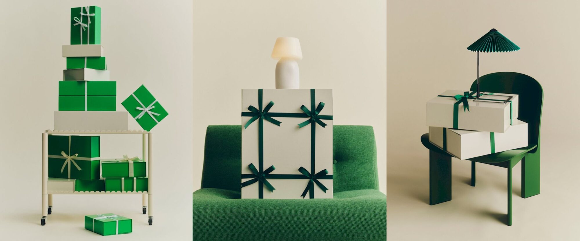 Trois arrangements de boîtes cadeaux vertes et blanches sont présentés : empilés sur un chariot, derrière un canapé avec une lampe, et sur une chaise avec une lampe verte - parfait pour votre curseur principal du BlackFriday en 2025.