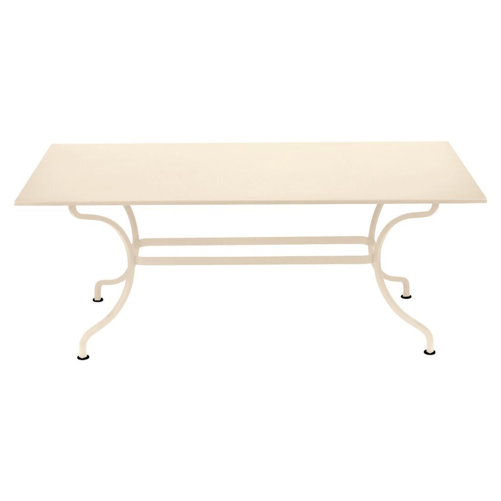 Table Romane rectangulaire Beige Latte avec des pieds courbés et une barre de support horizontale, présentée sur un fond blanc.