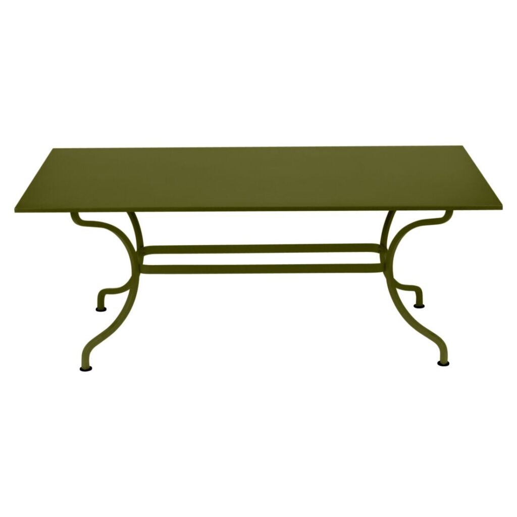 Table Romane rectangulaire vert olive avec des pieds courbés et une barre de support horizontale, rappelant les tons classiques du pesto, présentée sur un fond blanc.