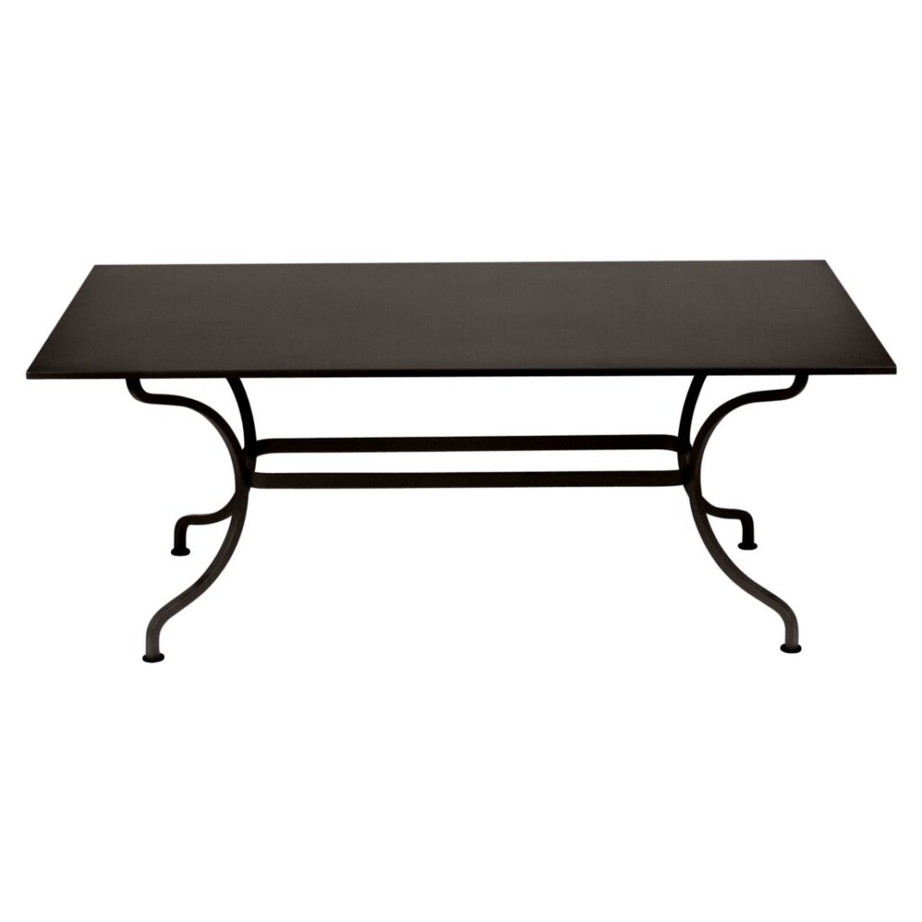 Table Romane rectangulaire en métal noir avec un plateau plat et des pieds courbes reliés par une barre de support horizontale.