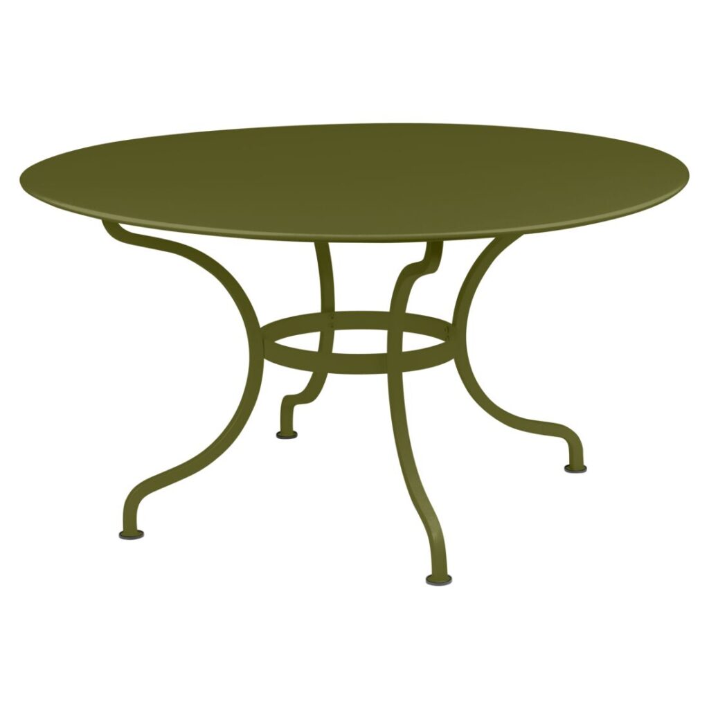 Table ronde Romane en métal vert olive, avec quatre pieds courbés et un anneau de support circulaire en dessous ; diam 140 cm.